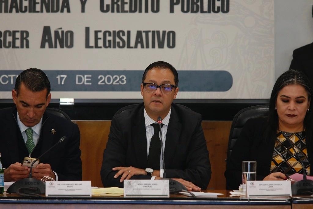 Al centro, Gabriel Yorio Gonzalez, subsecretario de Hacienda y Crédito Público, durante una reunión con la Comisión de Hacienda y Crédito Público en la Cámara de Diputados. Foto María Luisa Severiano / archivo 