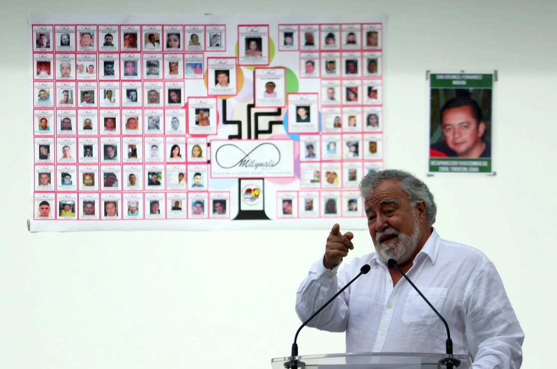 Alejandro Encinas, subsecretario de Derechos Humanos, en el Centro Nacional de Identificación Humana en Xochitepec, Morelos. Foto Cuartoscuro / archivo 