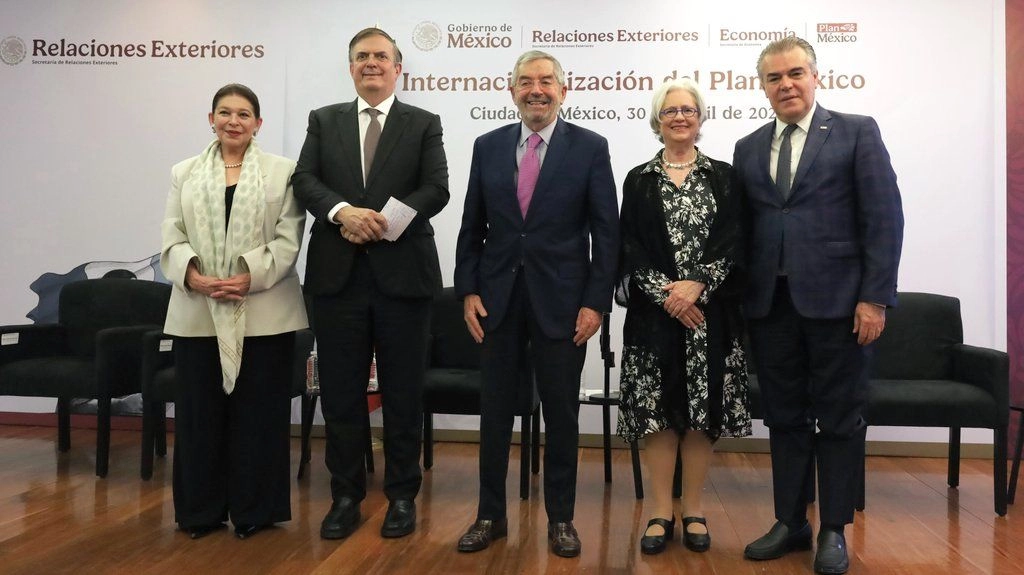 En la sede de la cancillería, De la Fuente y el secretario de Economía, Marcelo Ebrard, detallaron la estrategia para la “internacionalización” de este proyecto prioritario en el gobierno de la presidenta Claudia Sheinbaum Pardo, que busca que la economía del país se convierta en la décima a escala global. Foto