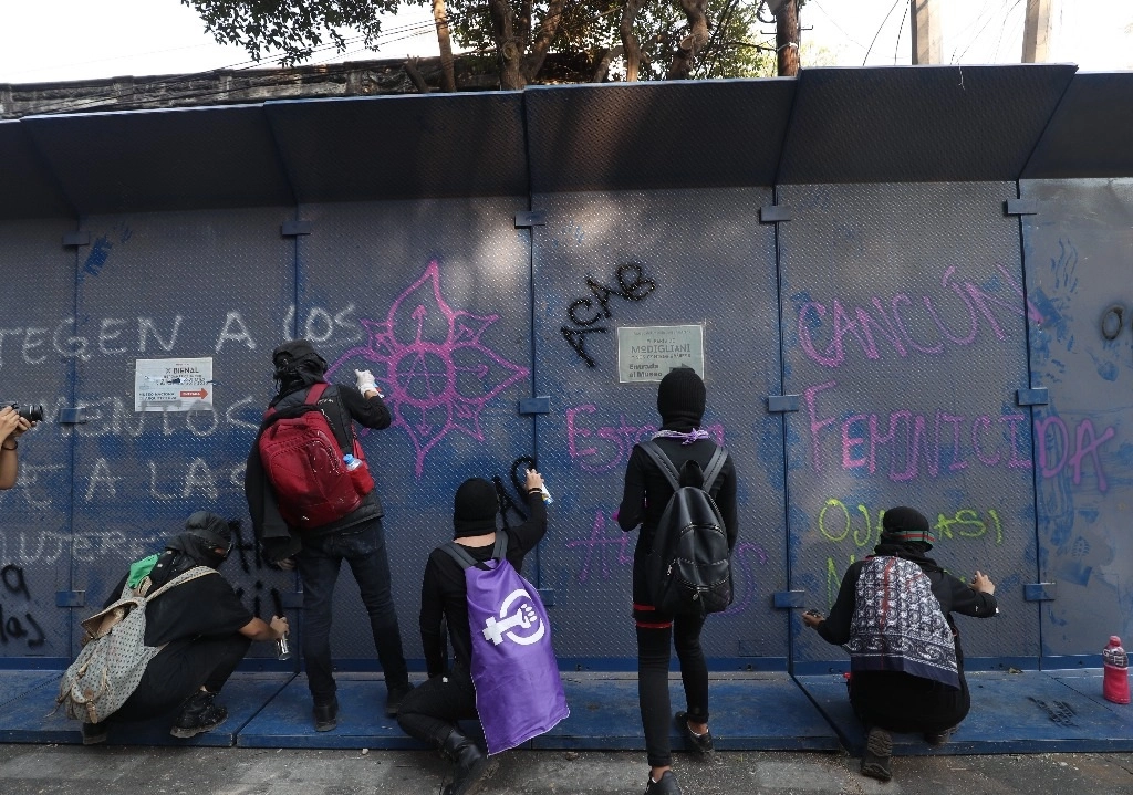 Protesta de mujeres por el feminicidio de Alexis y la represión policiaca en Cancún, afuera de la representación de Quintana Roo en la CDMX, el pasado 11 de noviembre de 2020. Foto Yazmín Ortega Cortés / Archivo