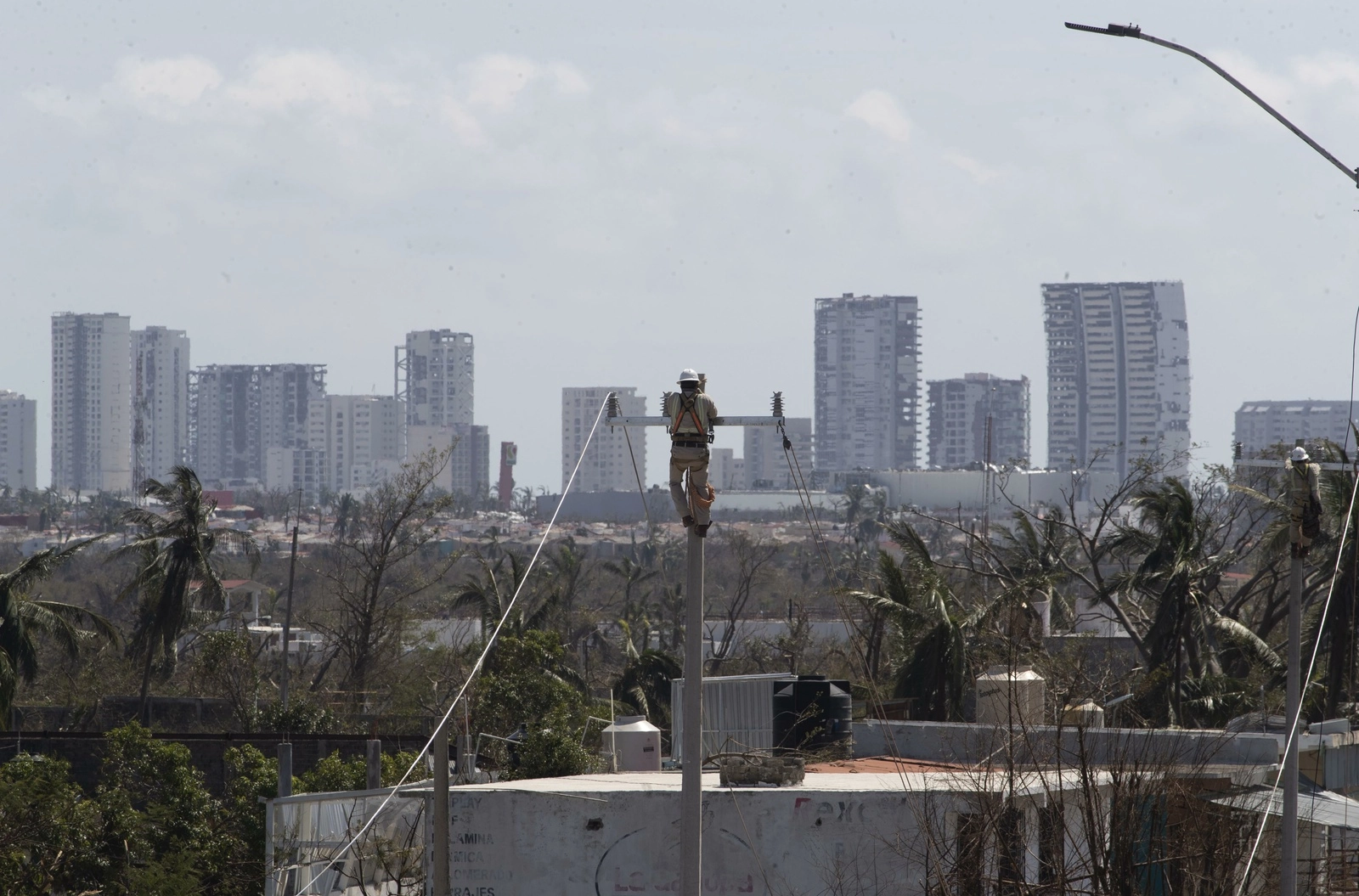 AT&T México informó que su red ya está operando en zonas de Acapulco, Arcelia, Ciudad Altamirano, Chilpancingo, Iguala, Ixtapa-Zihuatanejo, Taxco, Tixtla de Guerrero, Tuxpan, Xochipala y Zihuatanejo de Azueta, pero el restablecimiento no se ha logrado al 100 por ciento. Foto Alfredo Domínguez