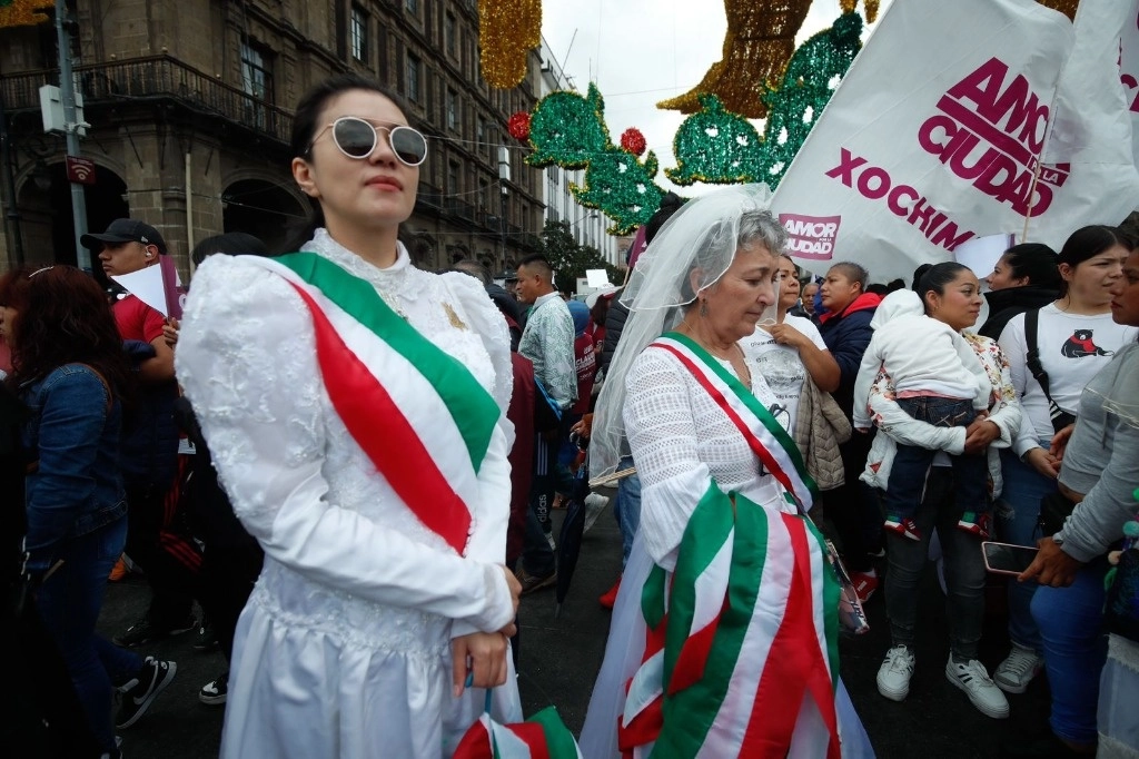 Simpatizantes acuden al Zócalo para escuchar a la presidenta de México, Claudia Sheinbaum, en la ceremonia donde plantea sus 100 puntos de gobierno, en la Ciudad de México, el 1 de octubre de 2024. Foto Cristina Rodríguez
