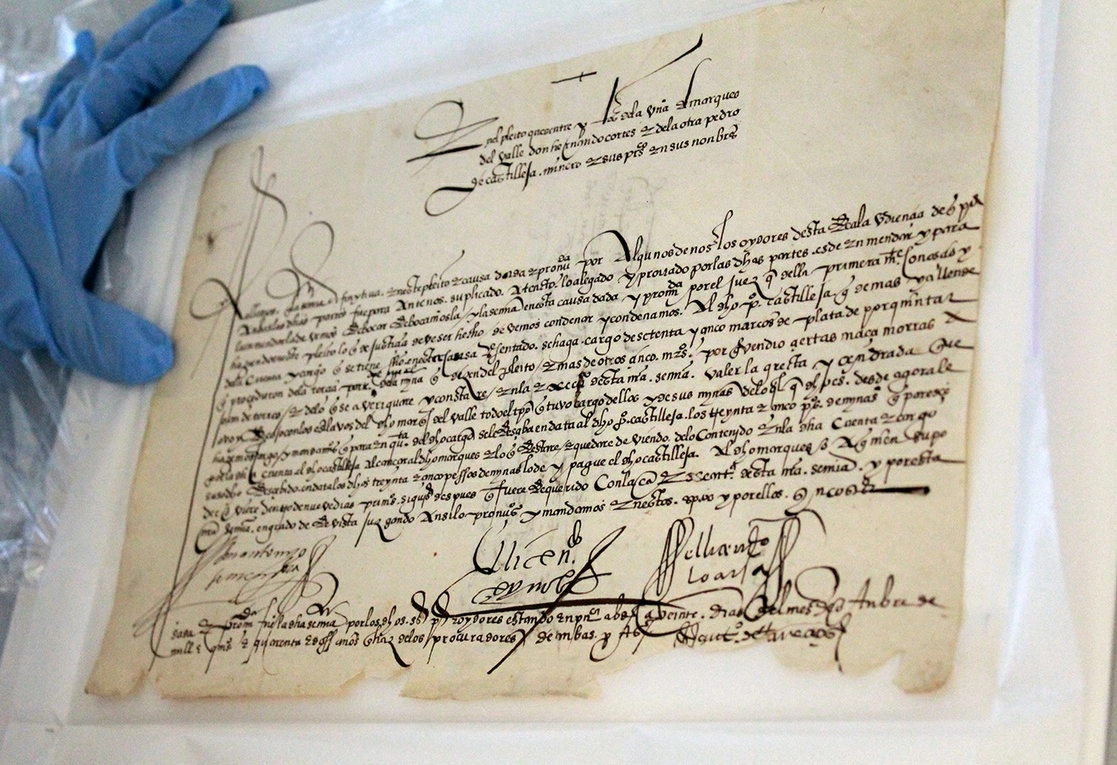 Apertura de la valija que resguardaba los documentos pertenecientes al Fondo Hospital de Jesús del 9 de febrero de este año. Foto cortesía del Archivo General de la Nación, tomada del repositorio digital Memórica