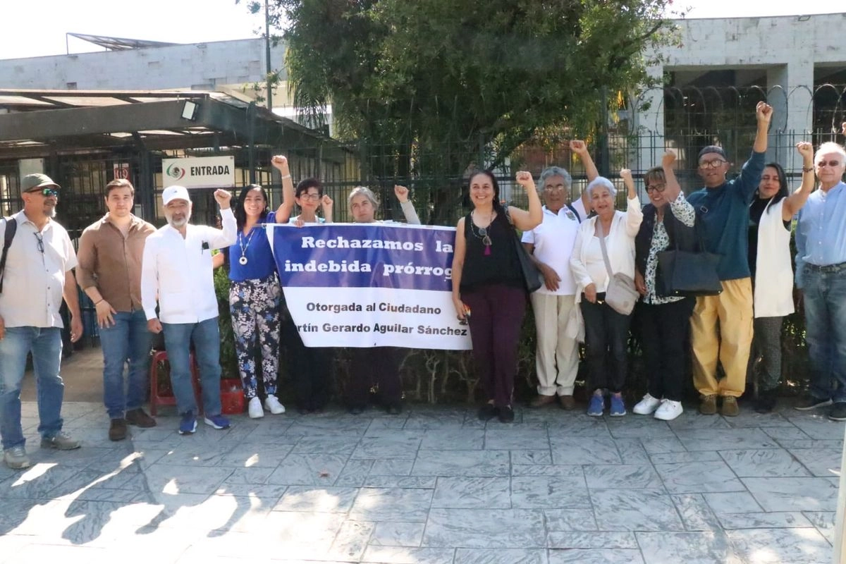 La Red UV por la Legalidad se manifestó frente al Congreso de Veracruz para exigir que las y los diputados emitan una interpretación jurídica sobre la prórroga de cuatro años otorgada al rector de la Universidad Veracruzana (UV), Martín Aguilar Sánchez. 