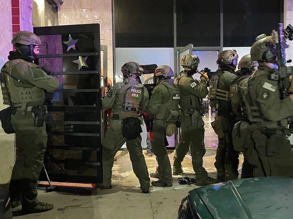Efectivos de la DEA ayer en el operativo del centro nocturno en Colorado.