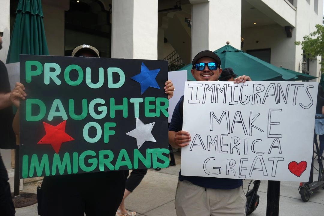 Personas participando en la protesta "No Kings", en Pasadena, California, Estados Unidos.