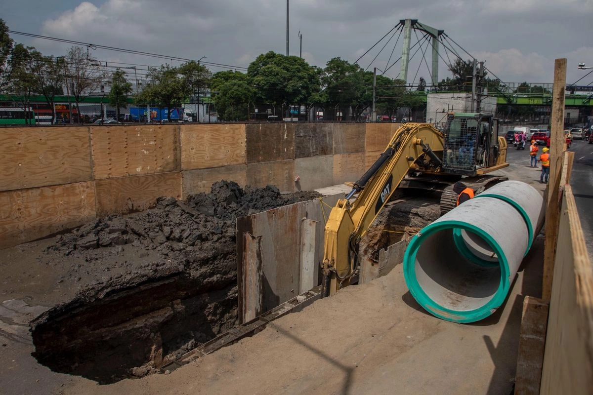 El ex director del Sistema de Aguas (Sacmex), Ramón Aguirre Díaz, alertó que se requiere atender el problema de la antigüedad de la infraestructura y los hundimientos en la ciudad, que en algunas zonas de la calzada Ignacio Zaragoza alcanzan entre 10 y 15 centímetros al año.