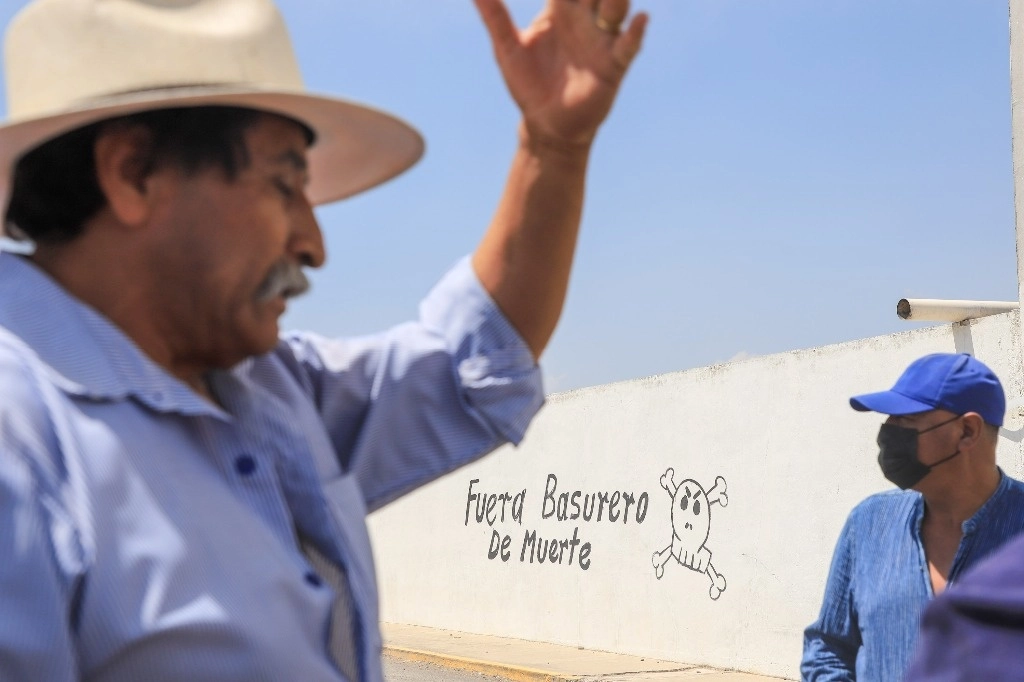 Habitantes de los municipios de San Pedro Cholula, Juan C. Bonilla y San Andrés Calpan, en Puebla, se manifestaron el 21 de marzo afuera del relleno intermunicipal de la primera localidad, para exigir su cierre definitivo por los daños que provoca al medio ambiente. Foto agencia EsImagen 