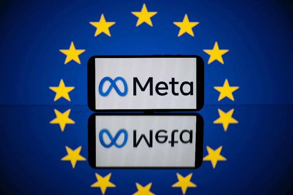 Logotipo de Meta y la bandera europea. El regulador central de datos de la Unión Europea dijo el 17 de abril de 2024 que las plataformas en línea como Meta, propietario de Facebook, no deben obligar a los usuarios a pagar por la privacidad de los datos cuando ofrecen suscripciones sin publicidad. Foto Afp