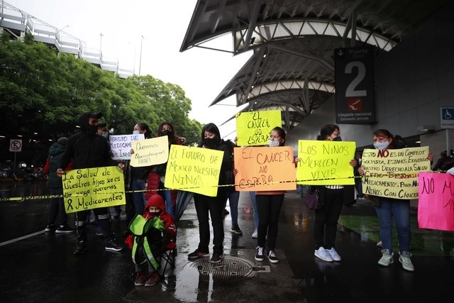 Padres de menores con cáncer durante la protesta el pasado 30 de junio de 2021 en el AICM. Foto Alfredo Domínguez 