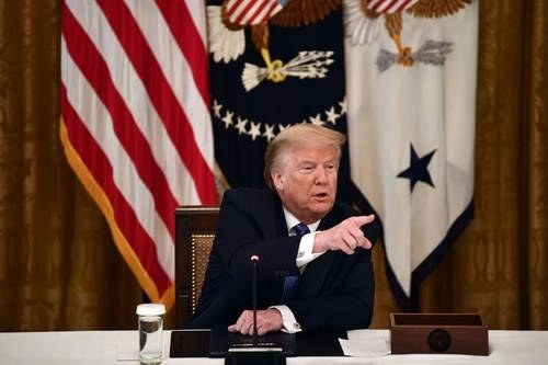 El presidente Donald Trump, ayer en la Casa Blanca durante una reunión de gabinete. Algunos analistas temen que ante la crisis social y de salud en Estados Unidos el magnate y su equipo de campaña recurran a tácticas aún más extremas que las utilizadas en 2016, para ganar la relección este año. Foto Afp