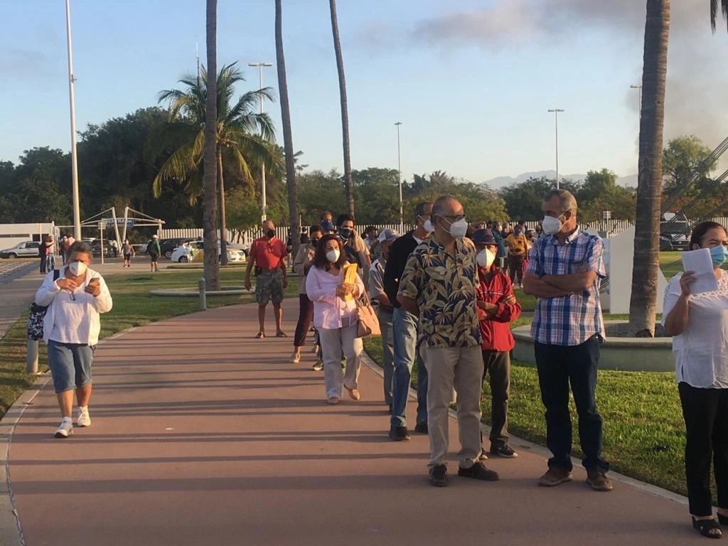 Adultos mayores acuden a la aplicación de la segunda dosis de la vacuna Pfizer contra el Covid-19 en Puerto Vallarta, el 6 de abril de 2021. Foto Javier Santos