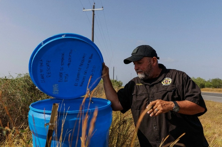 El investigador del sheriff del condado de Jim Hogg, Rubén Garza, inspecciona una estación de agua para inmigrantes cerca de una carretera en el condado rural de Jim Hogg, Texas. Foto Ap