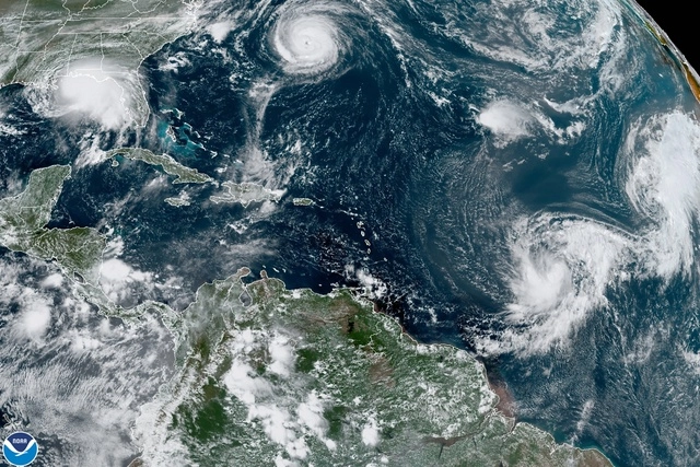 En imagen satelital, proporcionada por la Oficina Nacional de Administración Oceánica y Atmosférica, muestra cinco tormentas en el Atlántico. Foto NOAA vía Ap / Archivo