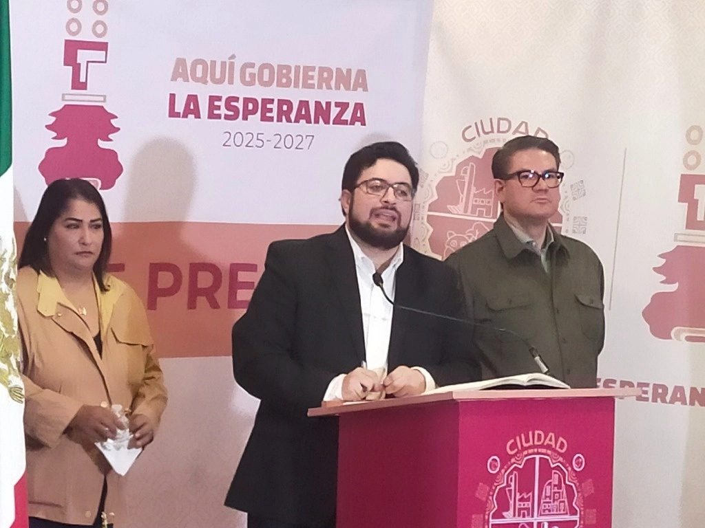 Isaac Montoya, alcalde de Naucalpan, informó que el municipio tiene una reducción del 40% en el suministro de agua. Foto Silvia Chávez