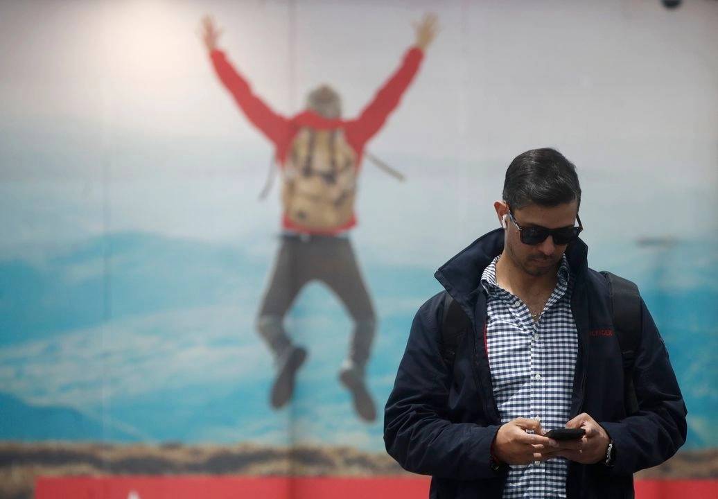 Los grupos de personas que destinan más tiempo al internet son aquellos que tienen de 18 a 24 años y de 25 a 34 años.