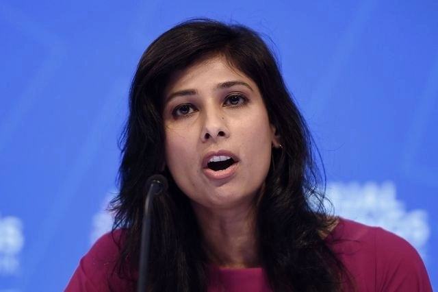 Gita Gopinath, directora del Departamento de Estudios del FMI, explicó que la recuperación mundial continúa, pero su impulso se ha debilitado, sobre todo por la variante delta del Covid-19. Foto Afp / Archivo