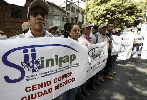 Durante una manifestación del Sindicato del Inifap, en la CDMX. Foto Notimex / Archivo
