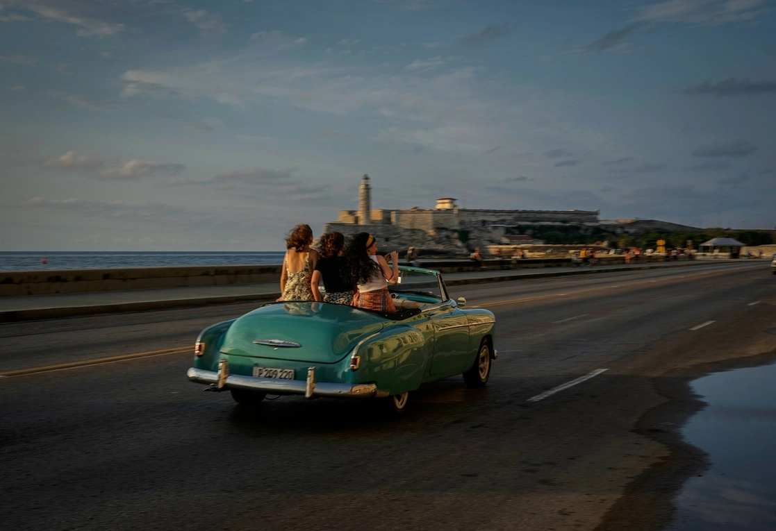 Turistas pasean por el Malecón de La Habana, en Cuba. Foto Ap