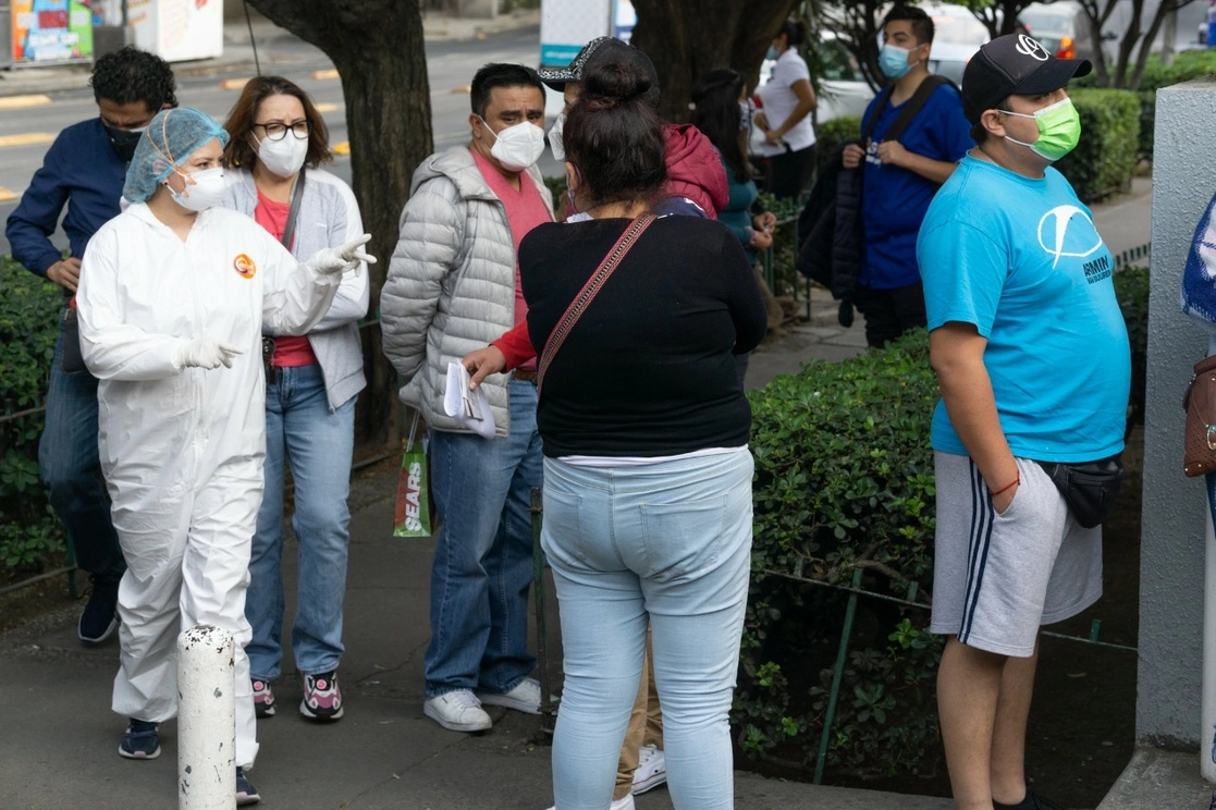Las estadísticas señalan que las contagios en la Ciudad de México se han reducido. En la imagen, ciudadanos acuden al Hospital General Regional 1 "Dr. Carlos Mac Gregor Sánchez Navarro" para realizarse pruebas de covid-19, en la alcaldía Benito Juárez, en la capital del país, el 28 de enero de 2022. Foto Pablo Ramos