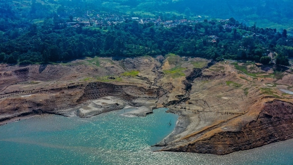 Embalse de Guavio, que suministra agua a la hidroeléctrica del mismo nombre, en el departamento de Cundinamarca, en Colombia. Foto Afp /Archivo