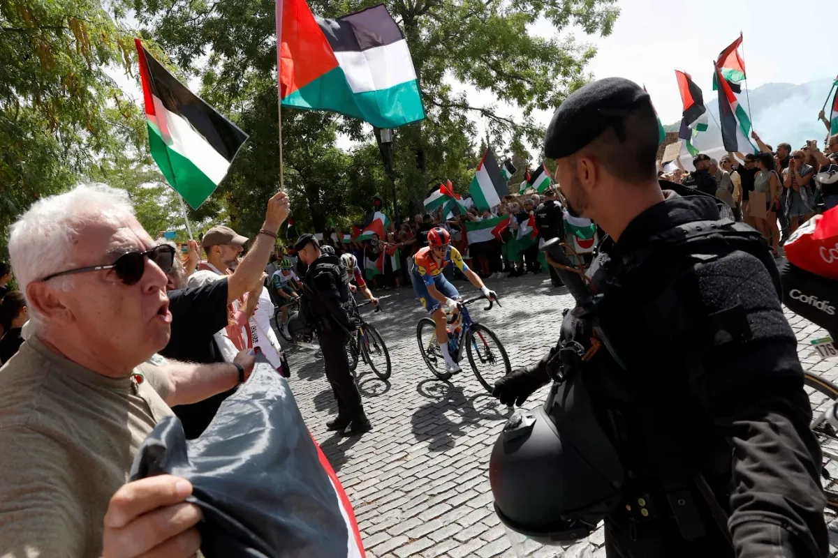 Manifestantes pro Palestina durante la vigésima etapa de la Vuelta España, junto al avance del grupo en El Escorial, Comunidad de Madrid. Foto 