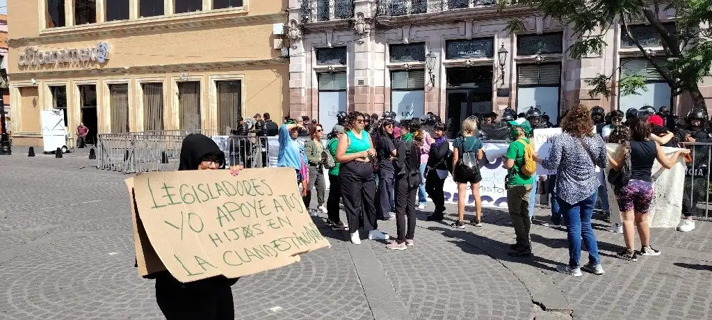 La discusión de la iniciativa se realizó entre protestas que iniciaron desde la mañana frente a la sede del Legislativo estatal, el 28 de agosto de 2024. Foto Claudio Bañuelos