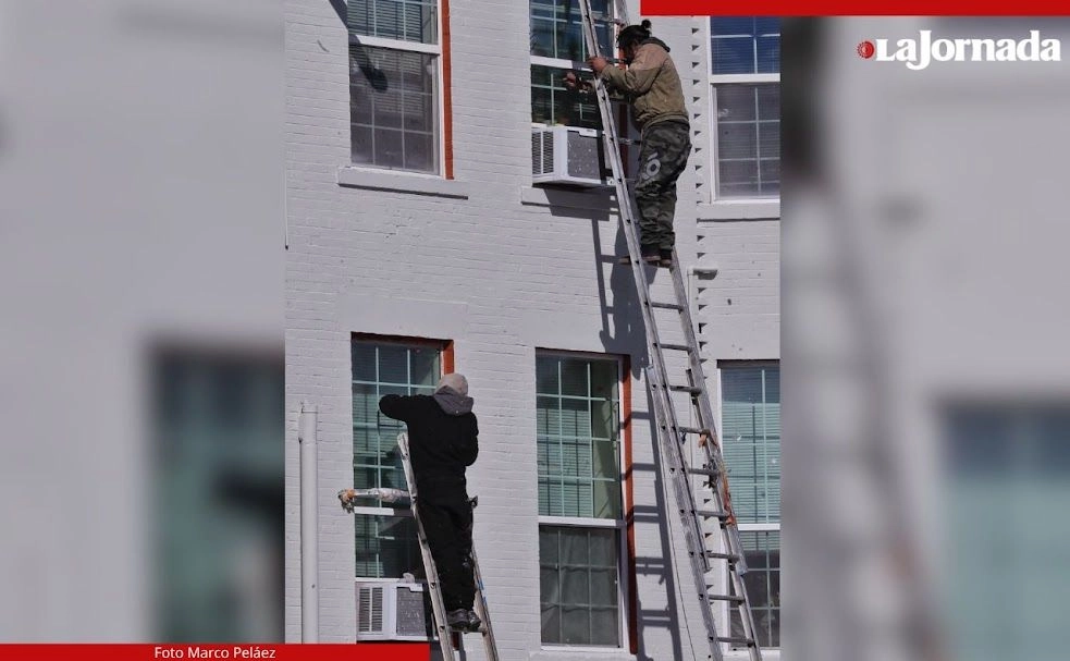Trabajadores de origen mexicano en El Paso. El impuesto a las remesas está planeado para arrancar en 2026. Foto