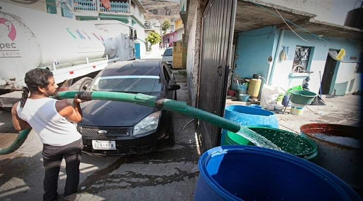 La alcaldía comenzó el reparto de agua con pipas. Foto La Jornada