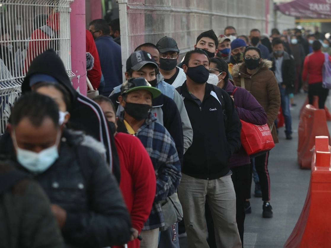 Una fila de personas espera subir a un autobús en el paradero Indios Verdes, el pasado 12 de enero de 2021. Foto Yazmín Ortega Cortés