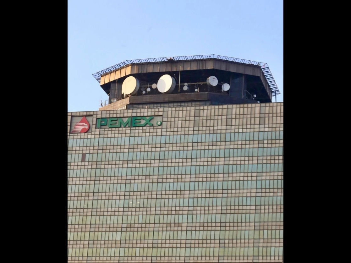 La torre de Pemex, en la Ciudad de México, el pasado 8 de diciembre. Foto Roberto García Ortiz
