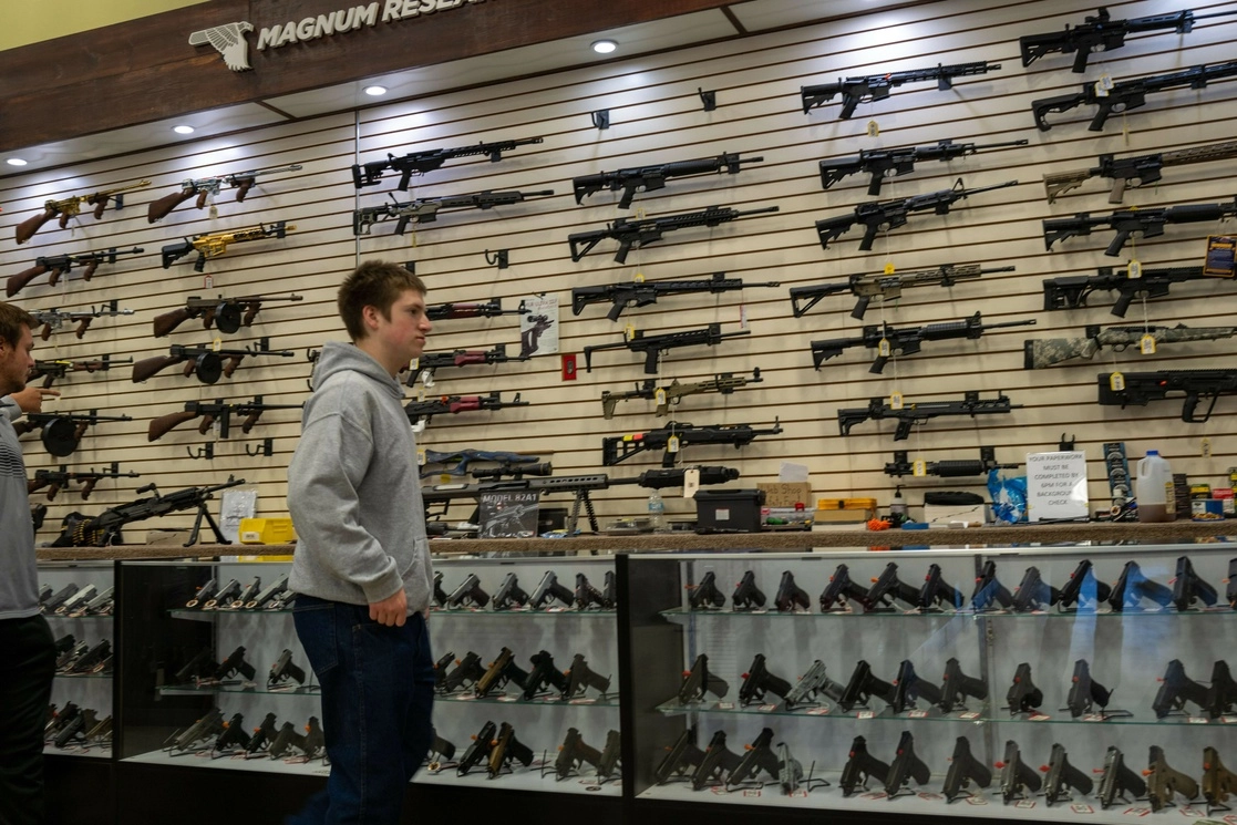 Armas se exhiben en una tienda durante el Festival de la Libertad de la Vara de Hierro en Greeley, Pennsylvania. El evento se ha presentado como una celebración de la cultura de las armas en Estados Unidos. Foto Afp
