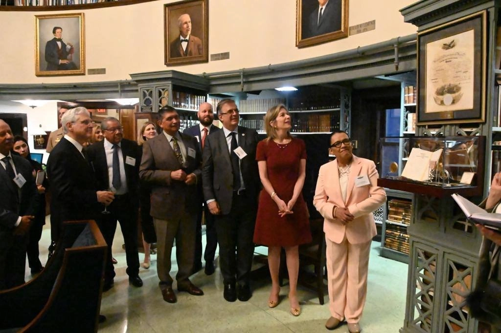 La secretaria de Seguridad, Rosa Icela Rodríguez, primera de la derecha, y el canciller Ebrard, tercero de la derecha, durante actividades complementarias al diálogo en Washington sobre el control del fentanilo. Foto tomada de Twitter @m_ebrard 