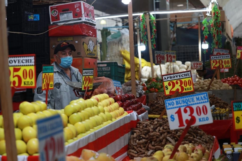 Se entregaron apoyos de 500 pesos a 625 familias, lo que representó un gasto de mil 798.4 millones de pesos. En la imagen, un locatario del mercado La Merced, en el Centro Histórico. Foto María Luisa Severiano