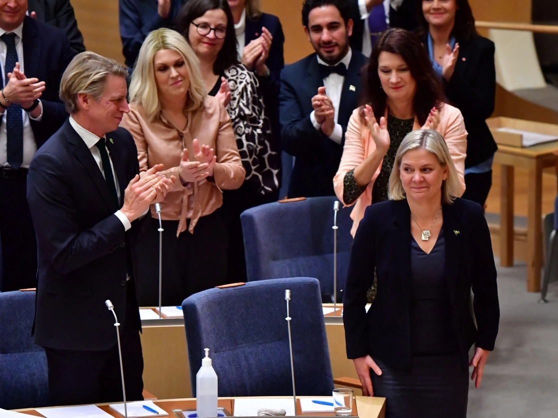 La líder del Partido Demócrata Social, Magdalena Andersson (derecha), durante su  nombramiento como primera ministra de Suecia en Estocolmo, el 29 de noviembre de 2021. Foto Afp