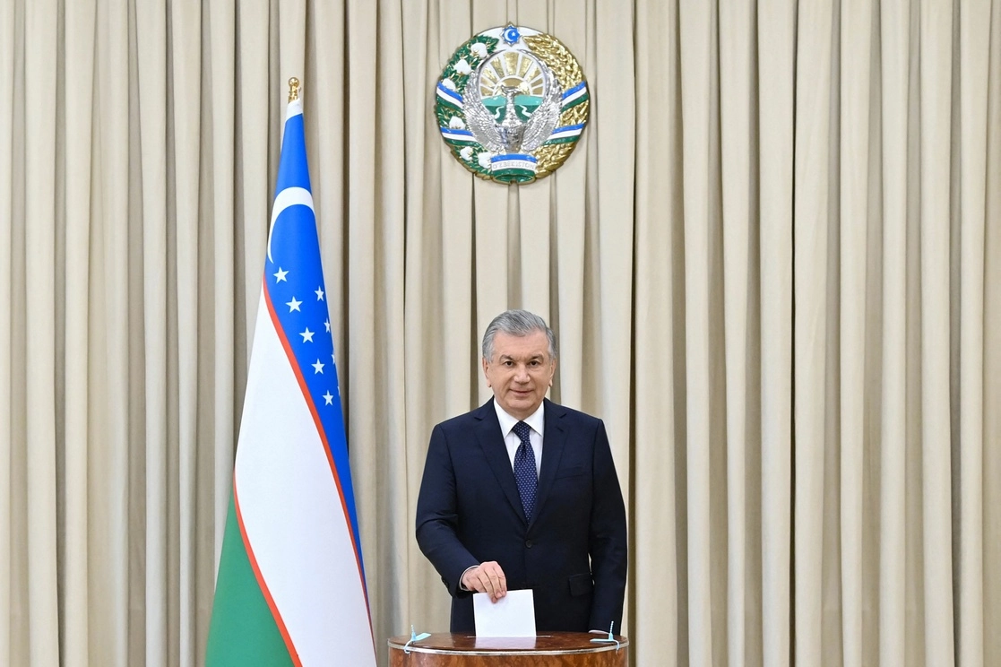 El presidente y candidato presidencial de Uzbekistán, Shavkat Mirziyoyev, emitió su voto durante las elecciones presidenciales en un colegio electoral en Tashkent, el 24 de octubre de 2021. Foto Afp