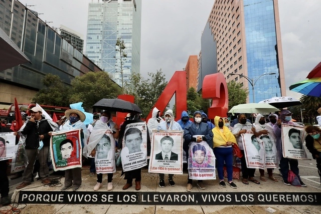 Familiares de los 43 normalistas de Ayotzinapa durante una protesta en imagen de archivo. Foto Roberto García