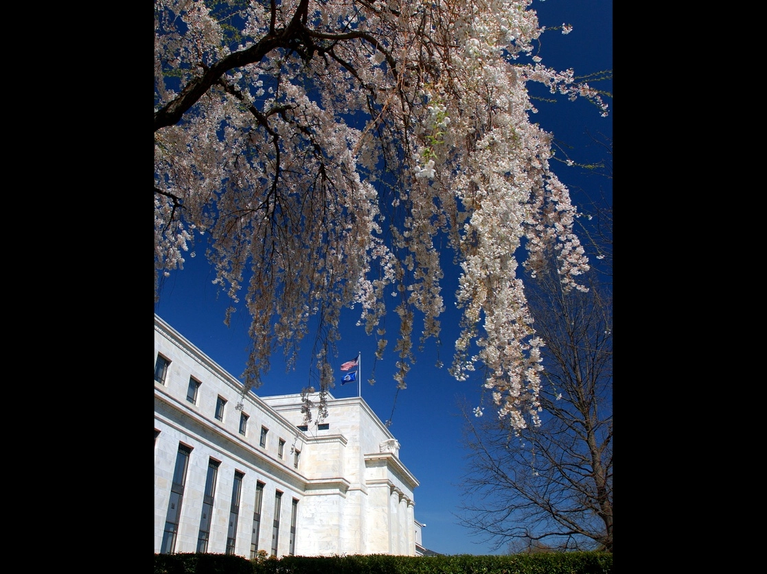 Cuando la Fed aumenta su tasa de referencia, los países endeudados con Estados Unidos sufren una afectación en el costo de financiamiento, pues se elevan los intereses. En la imagen, la sede de la Fed en Washington. Foto ‘La Jornada’