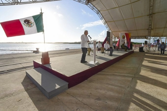 El presidente López Obrador supervisó las obras en los puertos de Dos Bocas, Paraíso, Tabasco y Coatzacoalcos, Veracruz. Foto tomada de la cuenta de Twitter @lopezobrador_