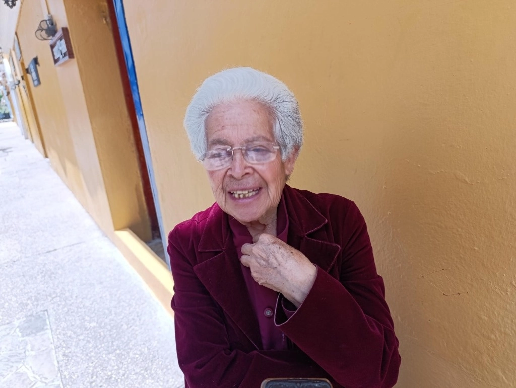 Con sus dotes de oradora, Ruiz Gómez alza la voz y llama la atención de los transeúntes, mientras concede la entrevista en la calle. Foto Elio Enríquez