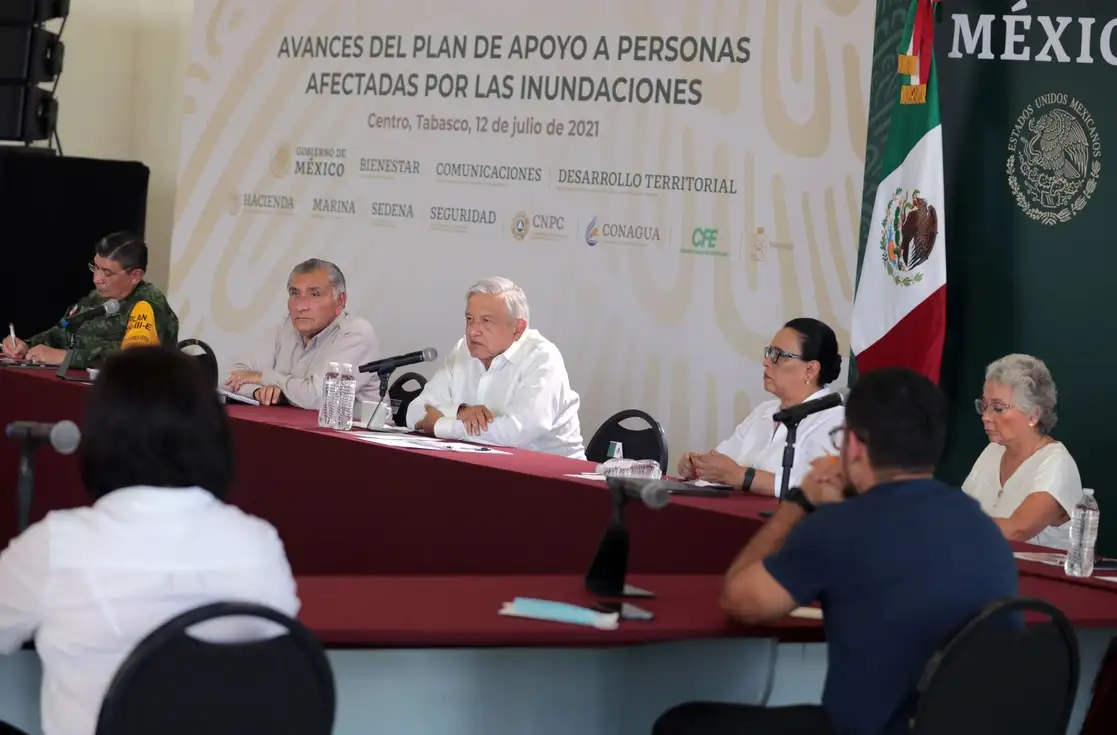 El presidente Andrés Manuel López Obrador durante la evaluación del plan de apoyo a los afectados de las inundaciones en Centro, Tabasco, el 12 de julio de 2021. Foto cortesía Presidencia