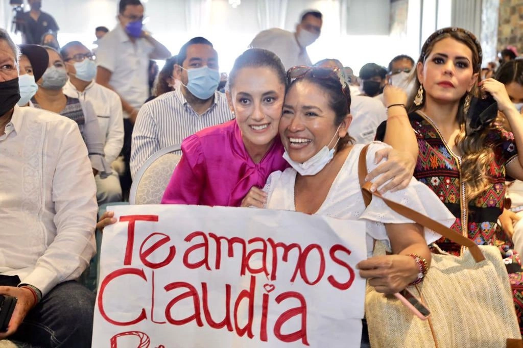 La Jefa de Gobierno de la Ciudad de México, Claudia Sheinbaum, y la gobernadora de Guerrero, Evelyn Salgado, con simpatizantes de Morena en el puerto de Acapulco. Foto tomada de la cuenta de Twitter @Claudiashein