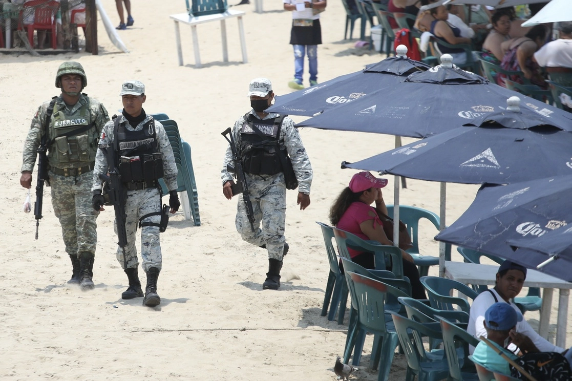 El presidente Andrés Manuel López Obrador consideró que con el discurso de que se está militarizando al país, se oponen a que la Guardia Nacional pase a ser un sector de la Sedena como la Fuerza Aérea, “, lo que no quieren es que avancemos y se garantice la paz y tranquilidad con respeto a los derechos humanos”. Foto Luis Castillo / Archivo
