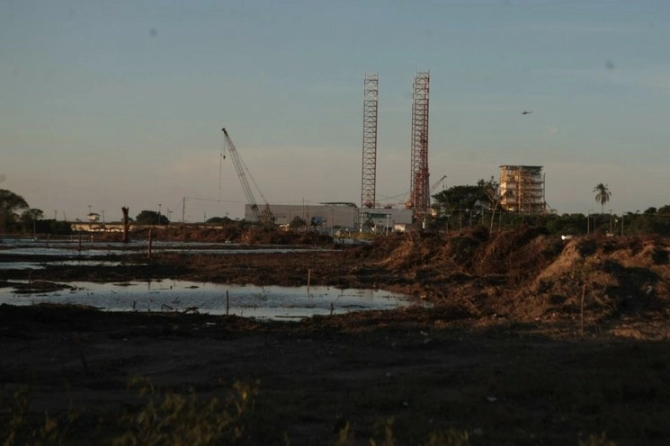 Aspectos generales en las inmediaciones del puerto marítimo Dos Bocas, donde se lleva acabo trabajos para la construcción de la nueva refinería. Foto Cuartoscuro / Archivo

