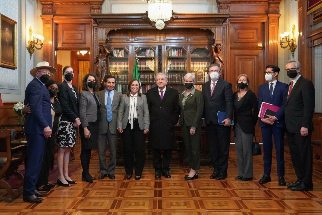 El presidente Andrés Manuel López Obrador (c) junto a la secretaria de Energía de EU, Jennifer Granholm (c,izq) e integrantes del gabinete. Foto tomada de la cuenta de Twitter @rocionahle
