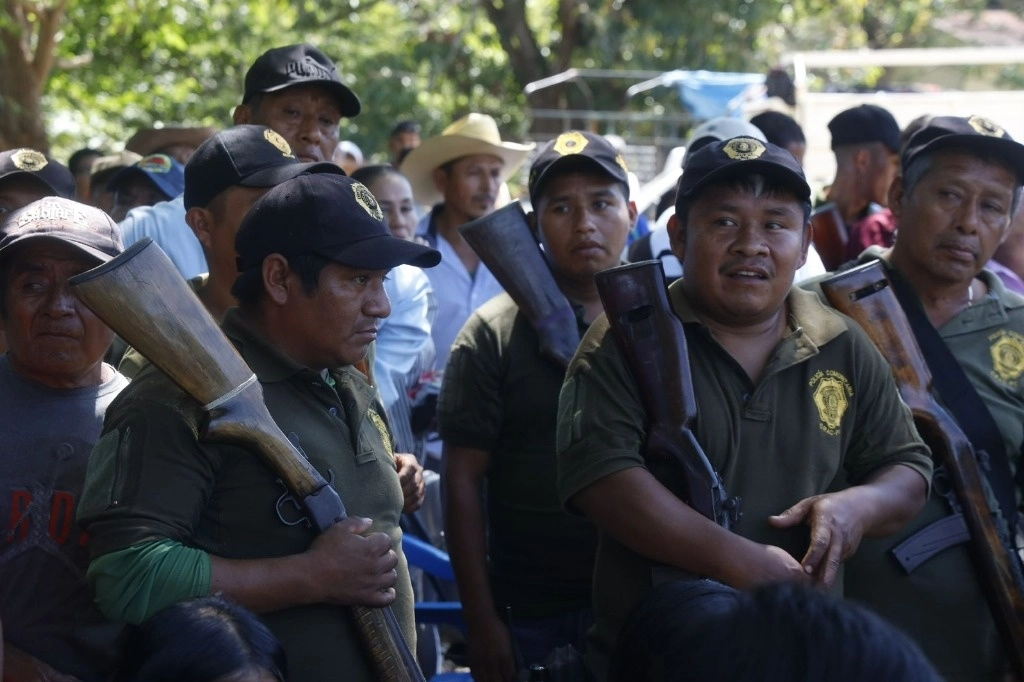 Policías comunitarios durante el festejo. Fotos cortesía Centro Tlachinollan