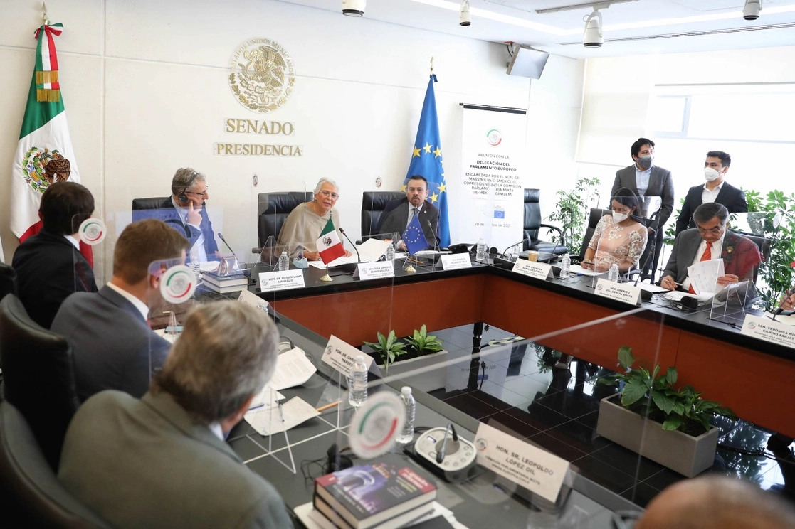 Reunión de senadores con una delegación del Parlamento Europeo. Foto tomada de la cuenta de Twitter @senadomexicano