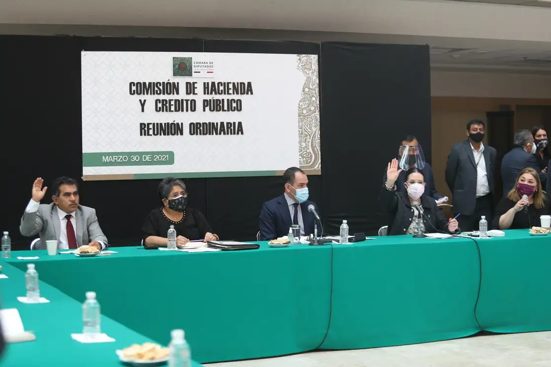 El secretario de Hacienda, Arturo Herrera, y la titular del Sat, Raquel Buenrostro, acompañados de los diputados Marco Antonio Andrade y Patricia Terraza de la Comisión de Hacienda y Crédito Público, durante una reunión ordinaria en la Cámara de Diputados, en la Ciudad de México, el 30 de marzo de 2021. Foto Yazmín Ortega Cortés