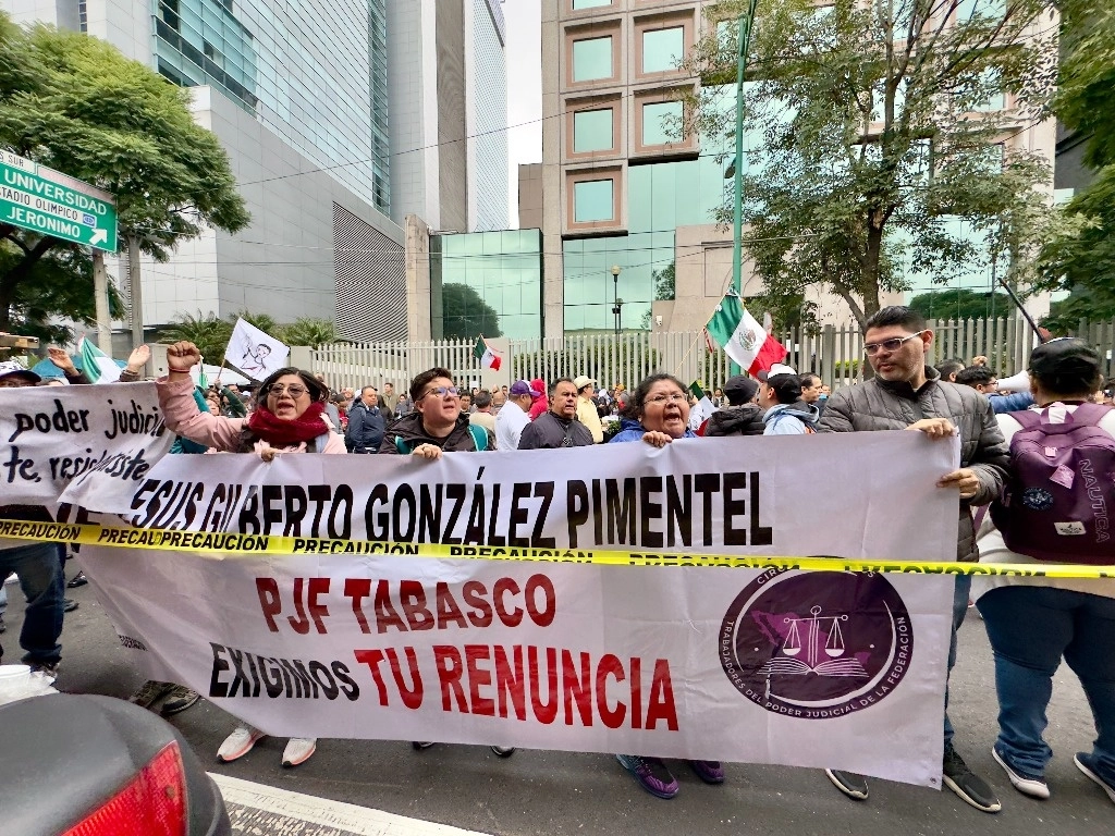 Trabajadores del poder judicial, se manifiestan a las afueras del Consejo de la Judicatura Federal, el 2 de octubre del 2024. Roberto Garcia Ortiz