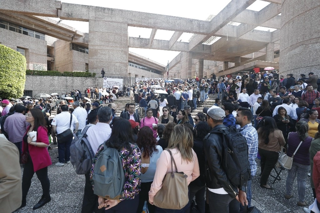 Trabajadores protestan frente a la sede del Poder Judicial de San Lázaro, en la Ciudad de México, el 17 de octubre de 2024. Foto Germán Canseco